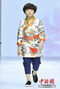 成人模特亲子装视频,成人模特演绎温馨亲子装风采